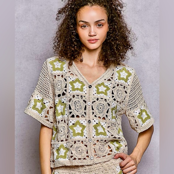 💚 Hello Gorgeous!! POL Button Front V-Neck Crochet Cardigan w/Contast Star - Picture 3 of 9